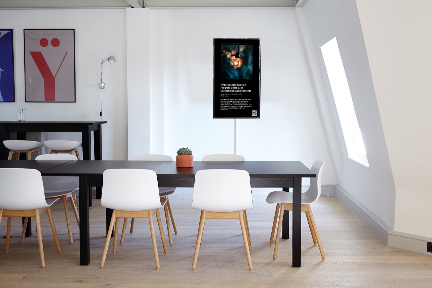 ahead-News auf einem Hochformat-Display im Sitzungszimmer.